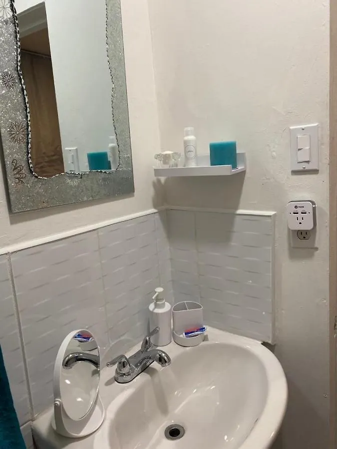 Turquoise Heaven Hotel Portmore Guest house